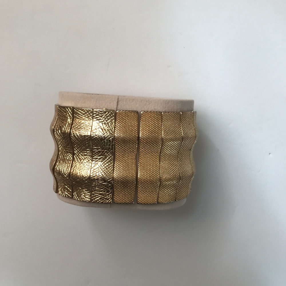 Gold Tone Beveled Bracelet. Expandable band.